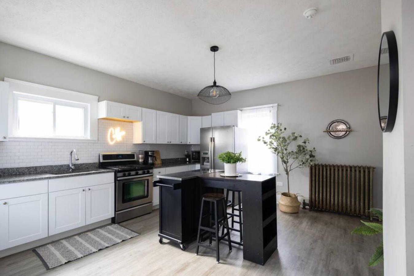 Large Renovated 4 Bedroom Home 9 Min To Downtown Cle クリーブランド エクステリア 写真